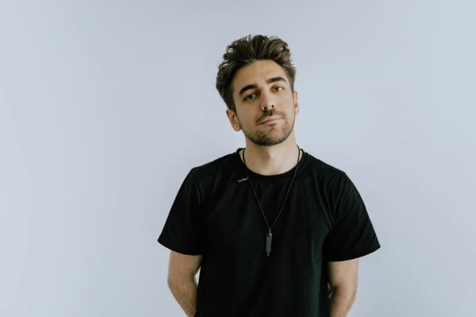 man wearing black t-shirt